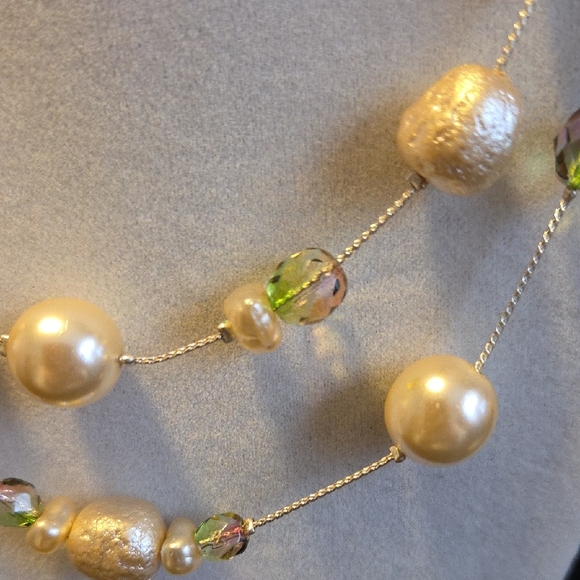 Elegant Pearl and Green Bead Jewelry Set - Picture 4 of 8